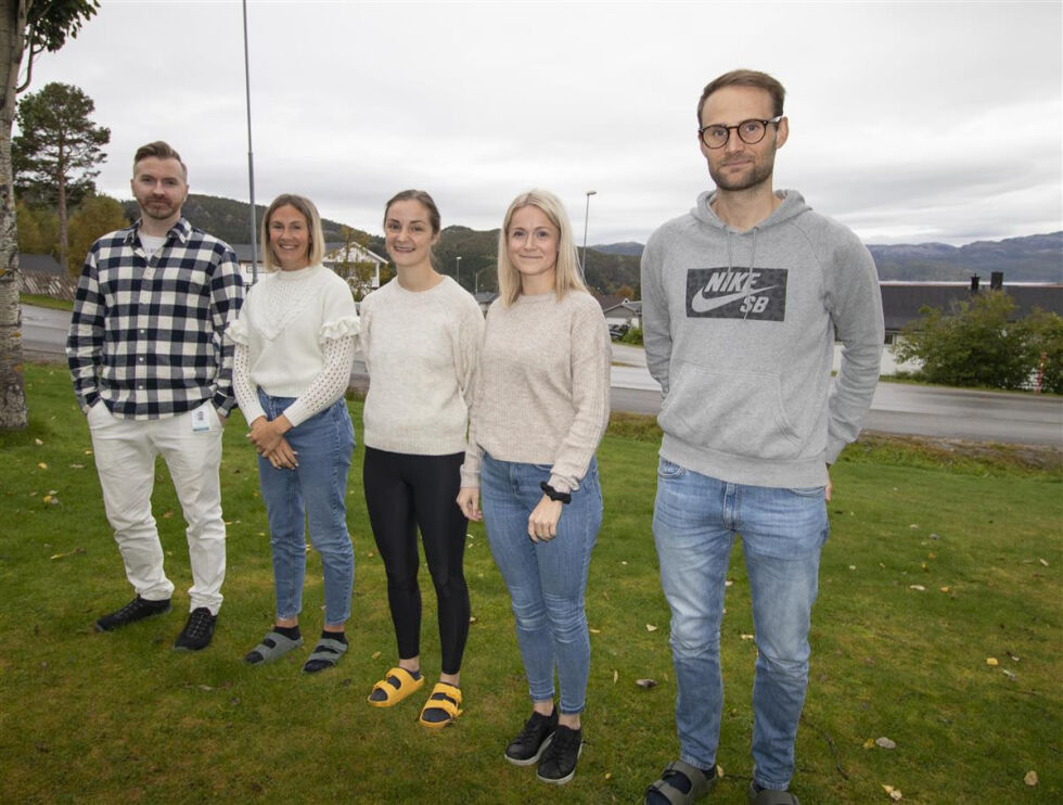 Ergoterapeut Daniel Levin Hellesø, ergoterapeut Lena Kristoffersen Nordahl, sykepleier Anna Skotvik, fysioterapeut Silje Hellesø og fysioterapeut Øystein Solligård utgjør hverdagsmestringsteamet i Nærøysund. Nå er de klar for å hjelpe folk til å mestre det de mener er viktig å klare selv.