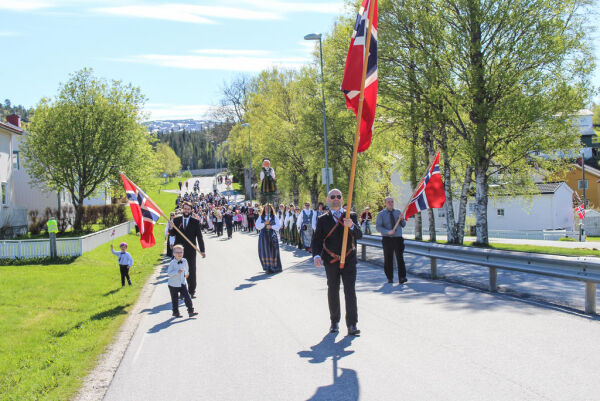 17. mai-feiringen hang i en tynn tråd, men så kom Nina og "Toppen" på banen