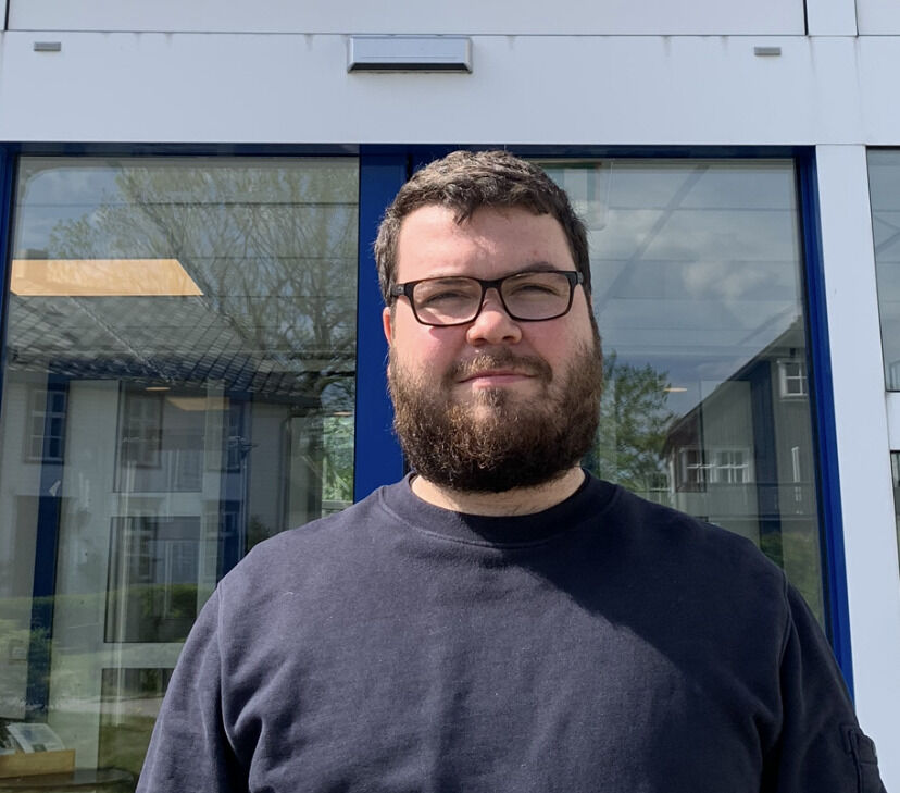 Jørgen Hernholm ved Nærøysund folkebibliotek håper at mange vil være med og lese i sommer.
 Foto: privat