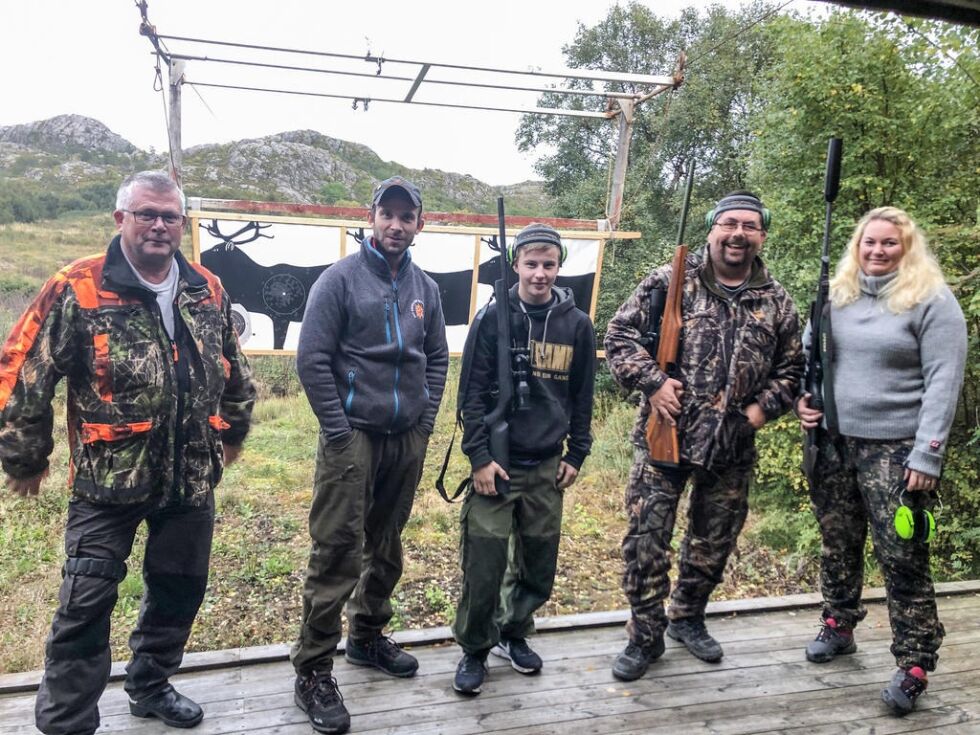 Einar Martin Sæternes, Eirik Sørgård, Mats Myhre, Jim Harald Sæternes og Vigdis Settnøy er klare for høstjakta. Eirik minner om at denne uka er siste sjanse for oppskyting ved banene i Vikna.