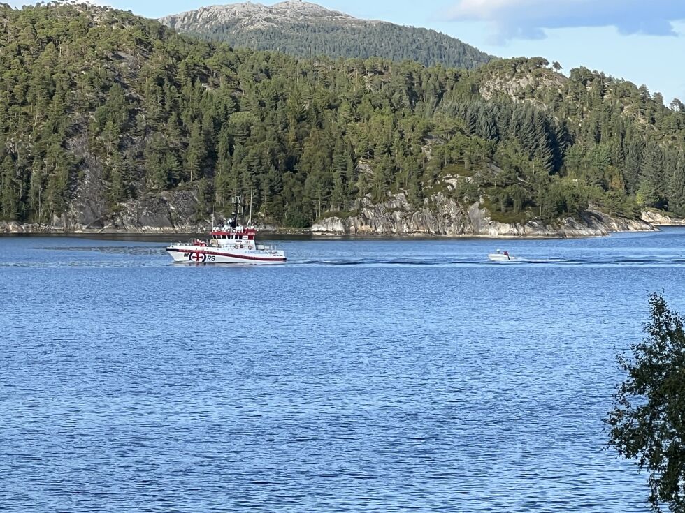 Redningsskøyta har slept båten inn til  land på Kolvereid.