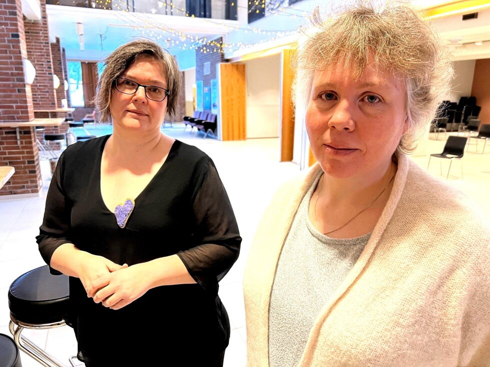 Tove Skjønberg og Monica Halvorsen frykter for hele Foldereid-grendas framtid om møteplassene fjernes. De gir seg ikke før det blir vann i bassenget.
 Foto: Foto: Lillian Lyngstad