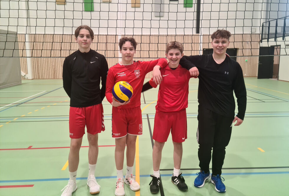 Kompisene Vegard Williksen, Erik Heming, Patrick Hellesø og Vegard Eidshaug fra Rørvik trivdes godt i Nærøysund arena i påska.
 Foto: Privat