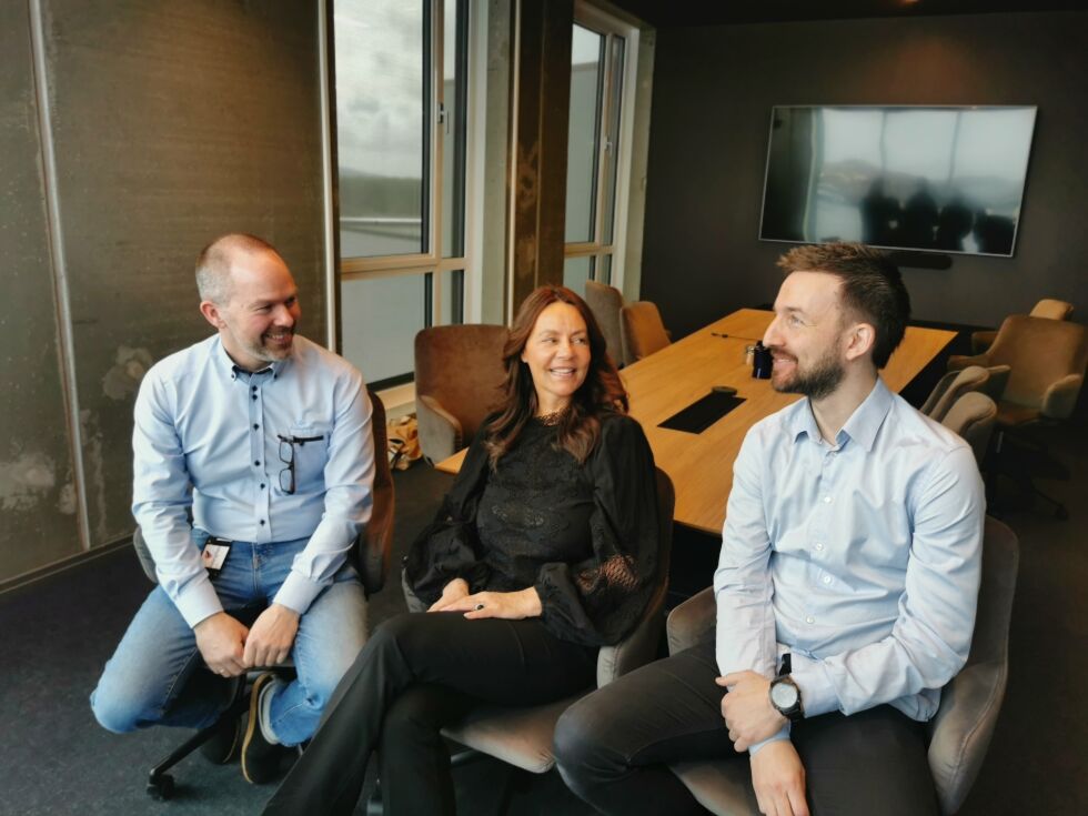 Eskil Laukvik og Birgitte Engebretsen diskuterte fremtidige løsninger med SinkabergHansens  It-ansvarlige Guttorm T. Johansen.
 Foto: Andreas Gatare Øvergård