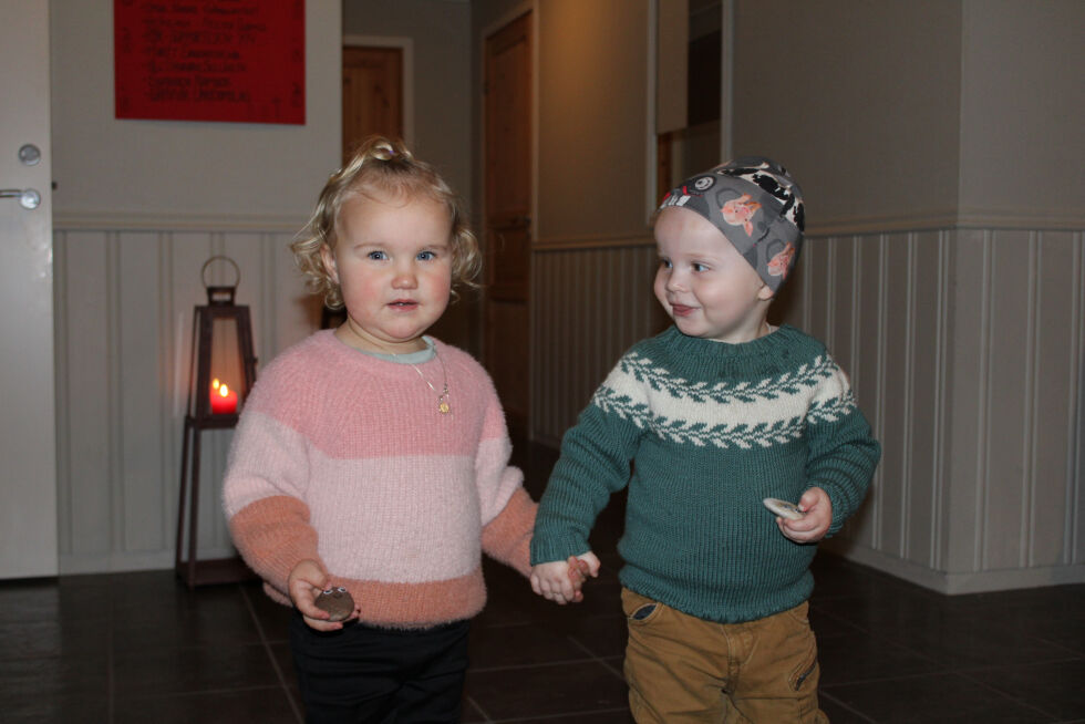 Toåringene Ada Finseth og Henning Selliseth Eiternes deltok på julemesse for første gang, og i likhet med mange andre hadde de det svært så koselig.
 Foto: Jorunn Dolmen