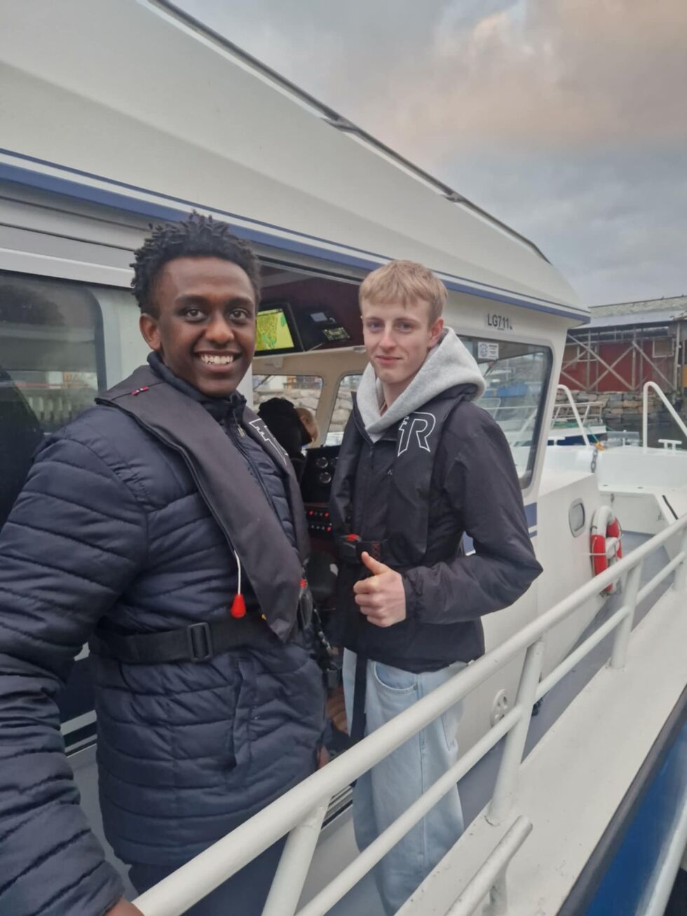 Nathan Gebrameskel (18) og Ulrik Svarva (18) starta begge på andre grunnkurs på vgs, men er veldig fornøyd med bytte over til akva.
"Det er ei spennende næring og mange videre muligheter", sier Nathan med et stort smil på tur inn i visningsbåten Sunniva.
 Foto: Marte Volden