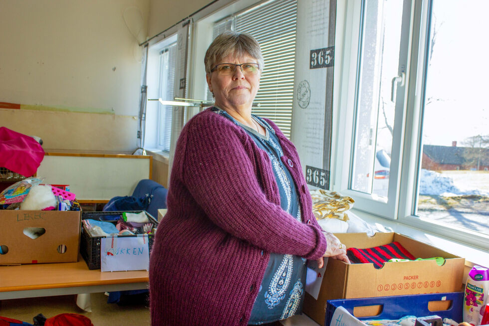 Trude Barstad har fått inn flere esker med klær som skal gis til ukrainske flyktninger i Nærøysund.
 Foto: Stine Vikestad