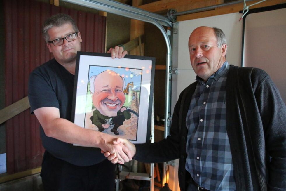 Namdalsavisas avistegner Knut Høihjelle er en av de som har hytte på Tørrisenget. Til vannfesten hadde han laget en tegning av arbeidsleder Roger Johansen som Knut Toresen overleverte. Høihjelle og kona Turid Inger Valen hadde også laget en sang til Johansen, som passende nok gikk på melodien til «Arbeidslaget hass Johannes Johansen» av Vømmøl.