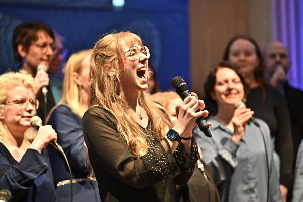 Skreigospel løftet kirketaket