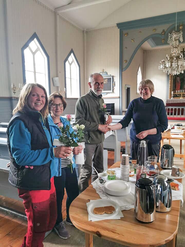 Nora Fagerland (lengst til høyre) representerer kikegårdsfondet, og hun gav roser til Astrid Tangen, Laila Brandtzæg og Kolbjørn Horn som takk for deltakelsen på vårdugnaden.