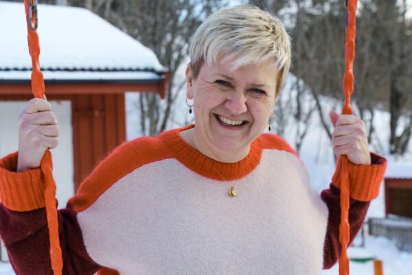 Med hånden  på brystkassa