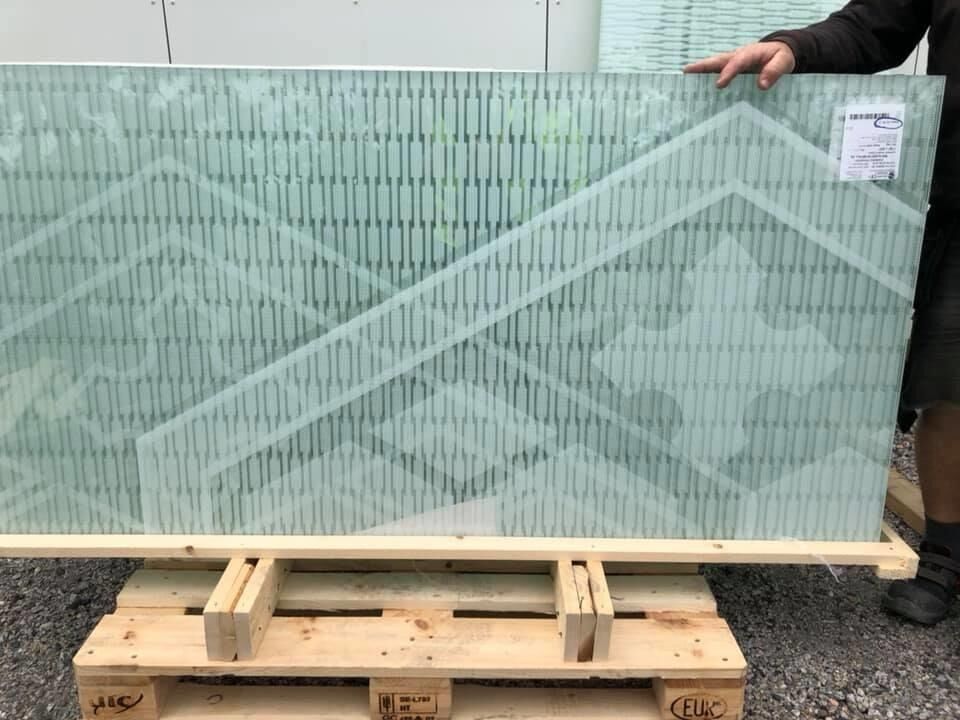 Glassflatene har mønster hentet fra gammelkirka. Her er utsnitt av ett av bildene som viser kirkevinduer inspirert av vinduene fra den opprinnelige kirka.
 Foto: Vikna kirkelige fellesråd