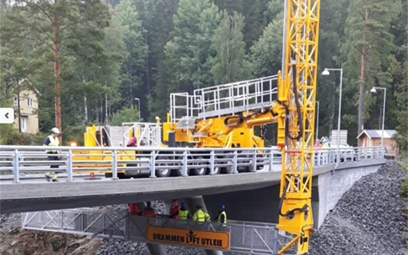 Bruinspeksjon ved hjelp av brulift
 Foto: Trøndelag fylkekommune
