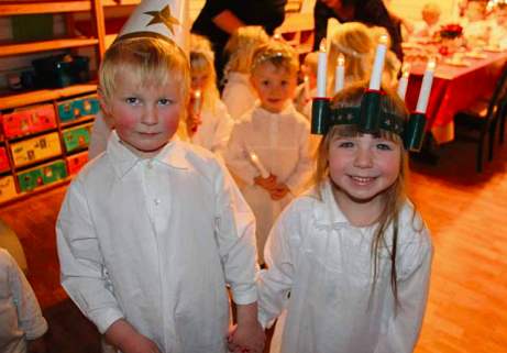 Amalie Brækkan Strand og Noah Hallan i fine luciakjoler i barnehagen for en god del år tilbake.