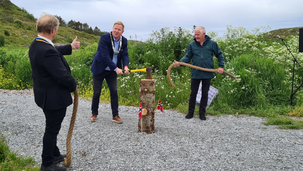 Ordfører Amund Hellesø var til stede på åpninga, og fikk æren av å åpne turstien offisielt.
 Foto: Janne Hammarsø