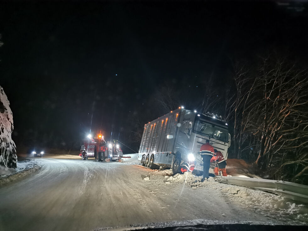 Like før klokka åtte var bergingsbil på plass for å dra lastebilen tilbake på veien.
 Foto: Andreas Gatare Øvergård