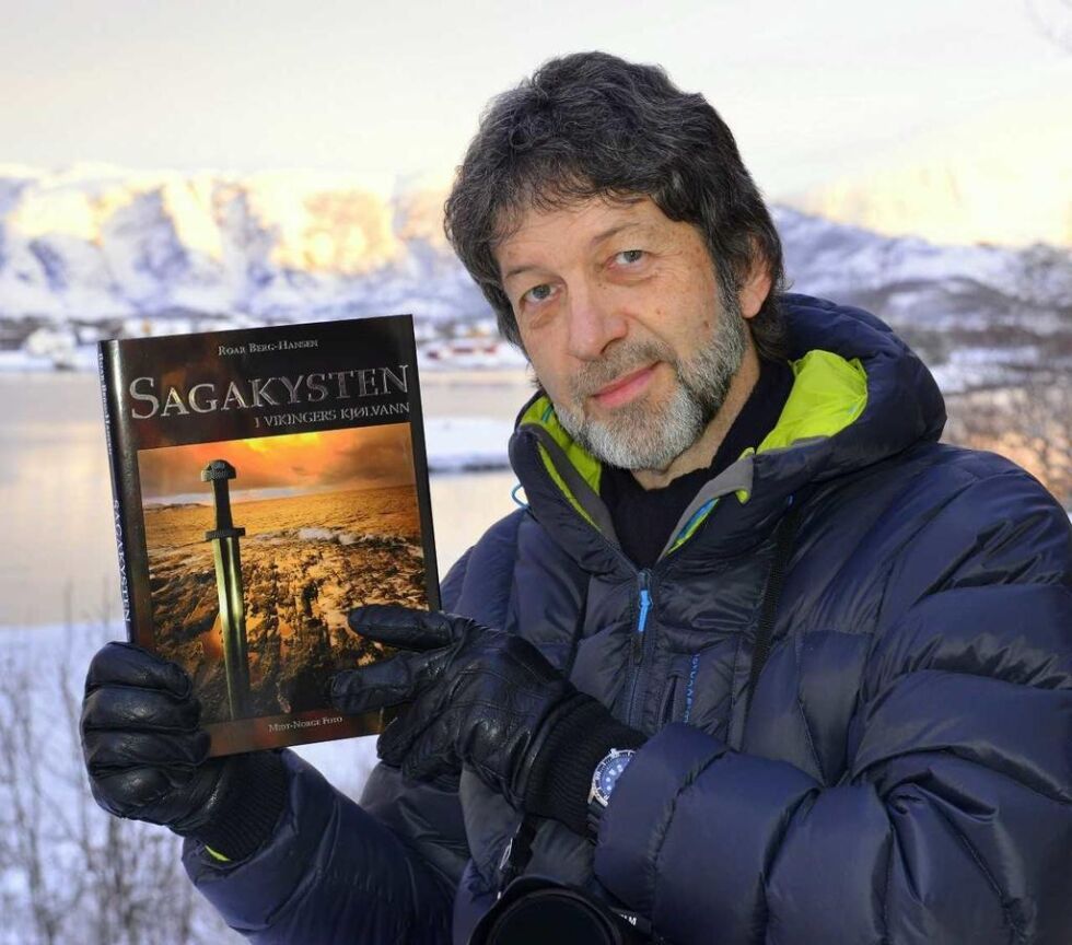 Roar Berg-Hansen med sin bok «Sagskysten - i vikingers kjølvann» som ble en bestselger i distriktet.
 Foto: Forlaget Midt-Norge
