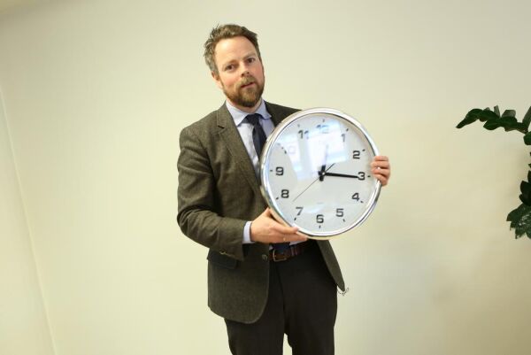 Husk å stille klokka i helga