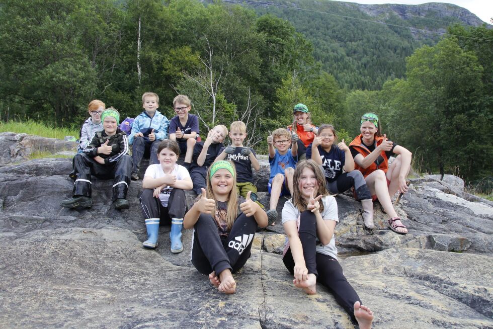 Naturen sto i fokus for elevene på friluftsskolen. Bak fra v. Amund Båtnes, Håvard Aakvik, Magnus Nilsen Alstad og leder Katrine Berg-Hansen. Rekke 2: Sander Otervik Iversen, Matheo Vedal, Andreas Lislien Engh, Ola Kjølstad, Oliva Kveinen Nilsen og leder Merete Berg-Hansen. Foran: Runa Heide Sønnesyn, Adele Vollan og Ronja Jæger Johansen.
 Foto: Hild Dagslott