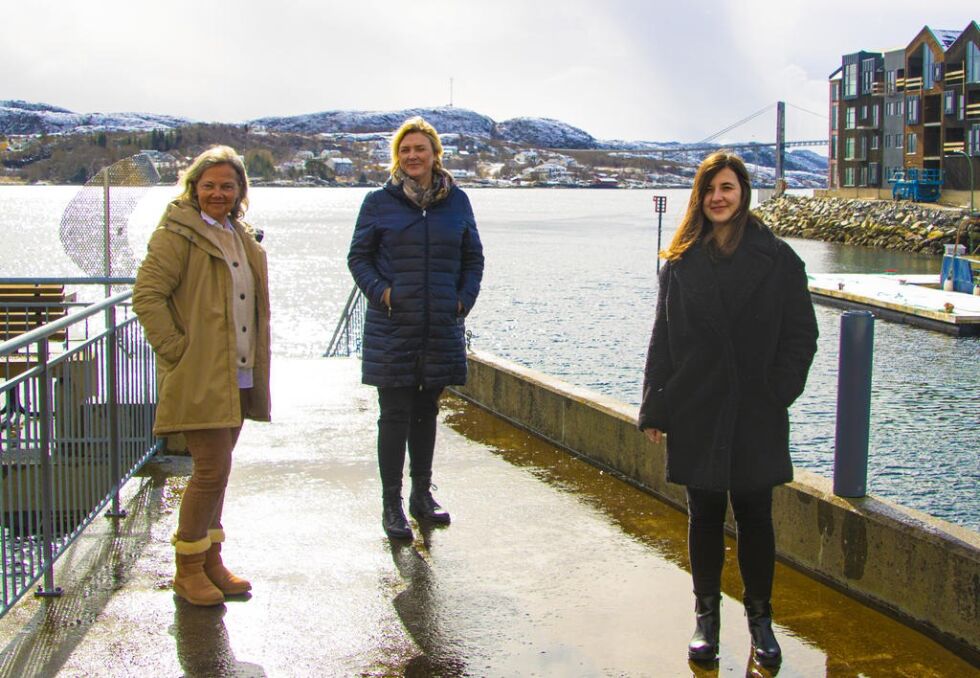 Kristin Moe Fjær fra Salmonor, Tone Iren Nygård fra Nærøysund kommune og Eloise Caroline Nordlund fra Norveg ønsker at så mange eldre som mulig benytter seg av tilbudet om en gratis båttur i Nærøysunds vakre skjærgård.