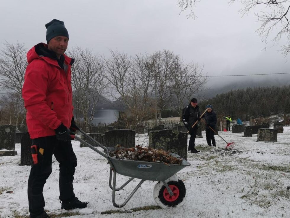 Det «klabbet» på trillebårhjulet til Håvard Kiil. Ikke mye som minner om at våren er her nei.
