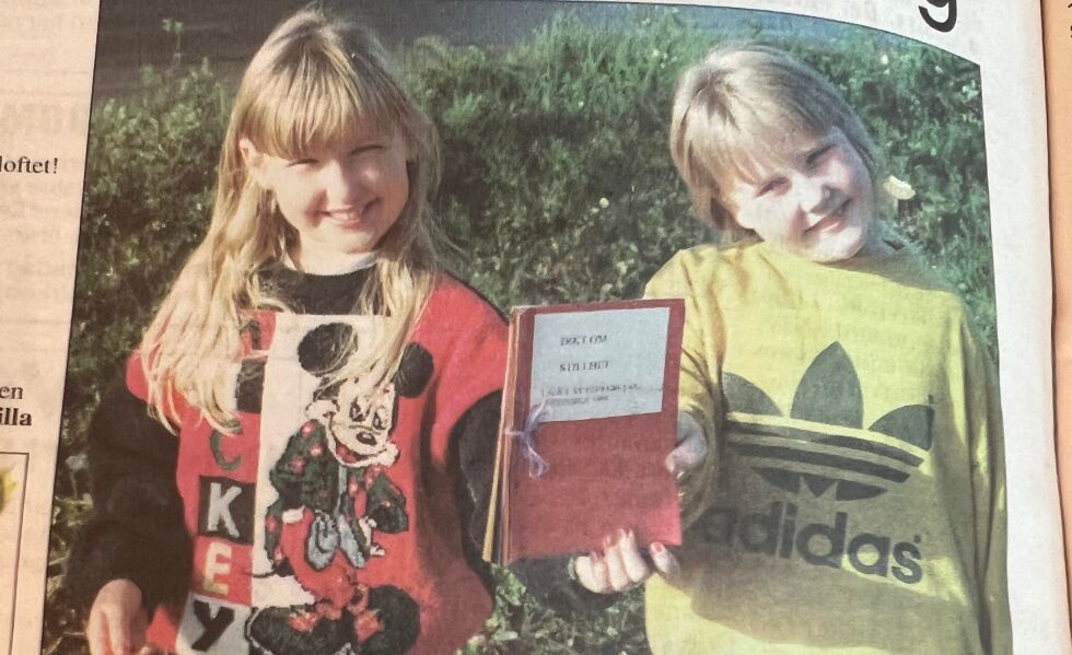 Camilla Finnvik og Carina Wennevik viste fram diktboka som de selv og medelevene i fjerde klasse ved Kolvereid skole hadde laget.