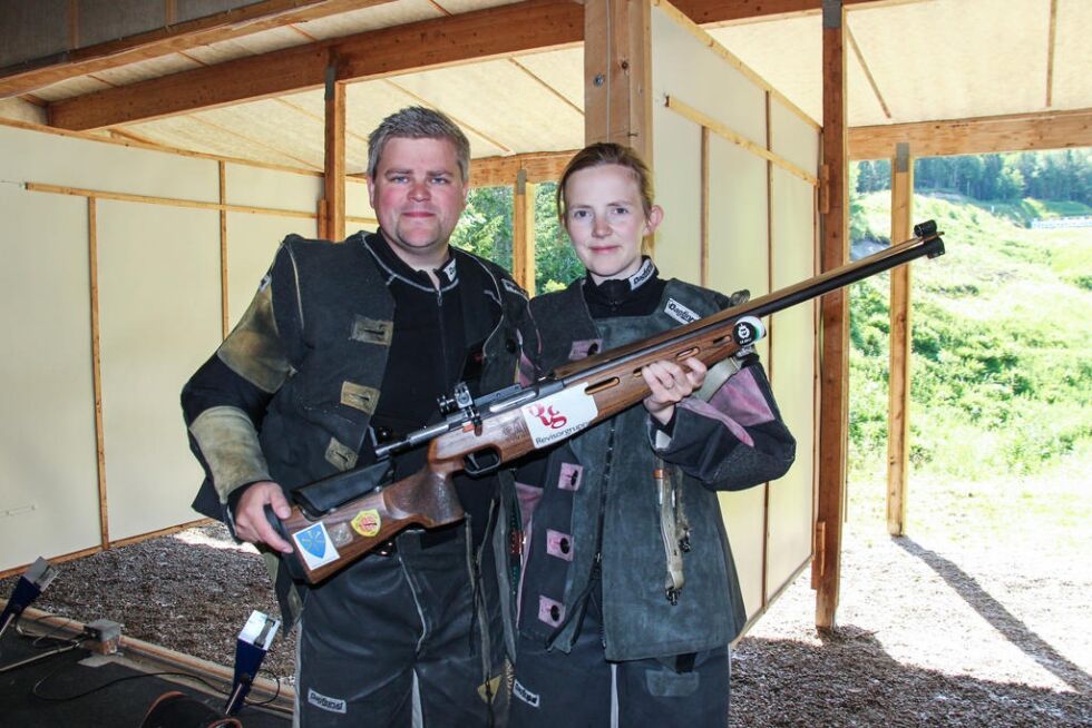 Joakim Bangstad og Ellen Sofie Anzjøn skal gi opplæring på skytterskolen for voksne kvinner kommende helg. I tillegg vil Anja Bangstad bidra.
 ArkivFoto: Lillian Lyngstad