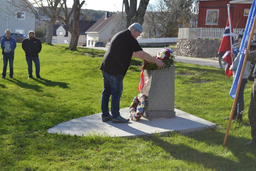 Veteran Ronny Andersen legger her ned en blomsterkrans på bautaen som står i parken på Rørvik.