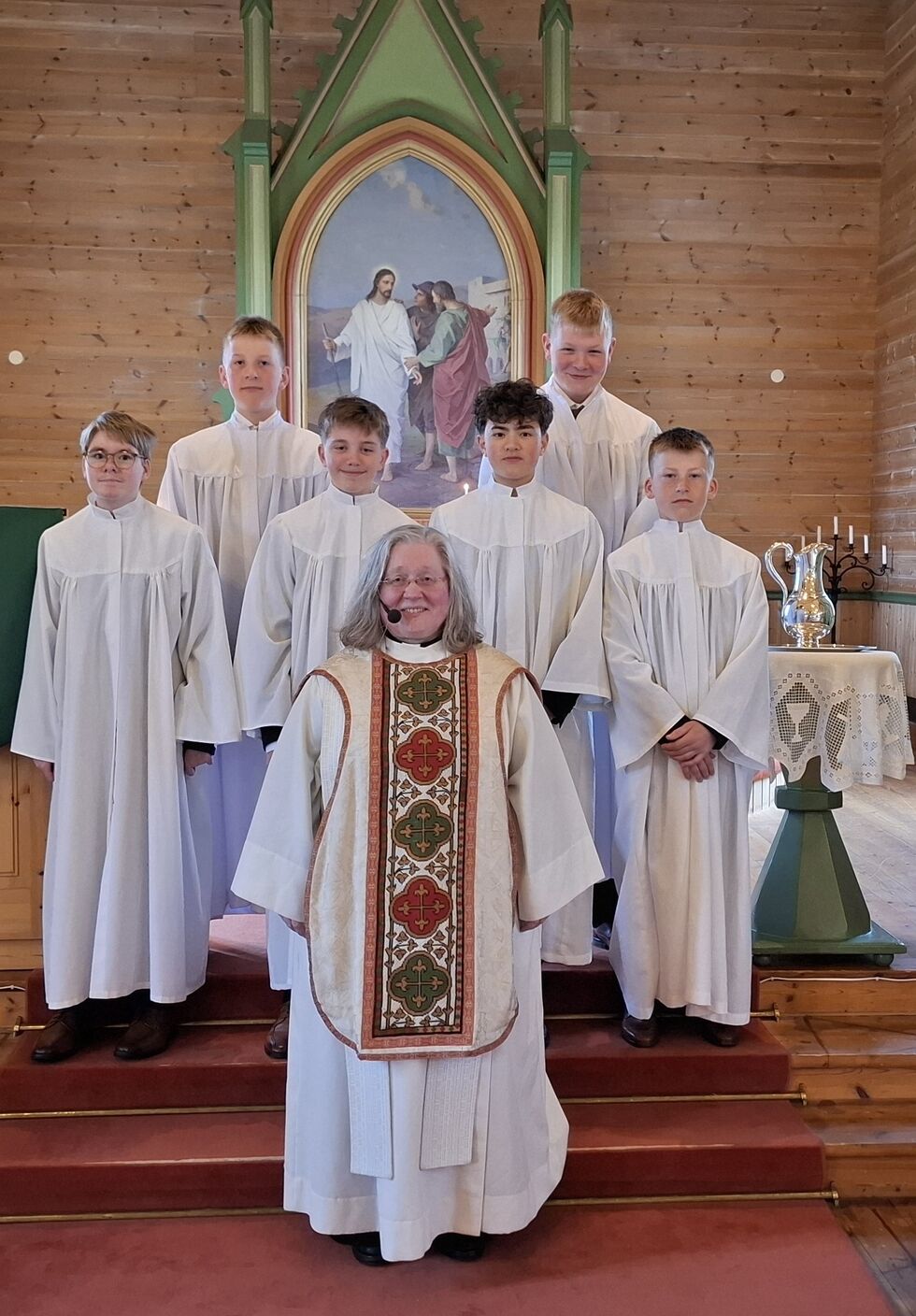 Konfirmanter i Vassås kirke 7. juni 2025, Bindal Menighet. 
Bak f.v. Håkon Helstad Berntsen, Henrik Aune. Foran f.v. Julian Aune Rødøy, Johannes Bruvoll, John Robin Sarias Bergersen og Hans Helstad Berntsen. Foran: Sokneprest Ann Kristin Hanssen.
 Foto: Privat