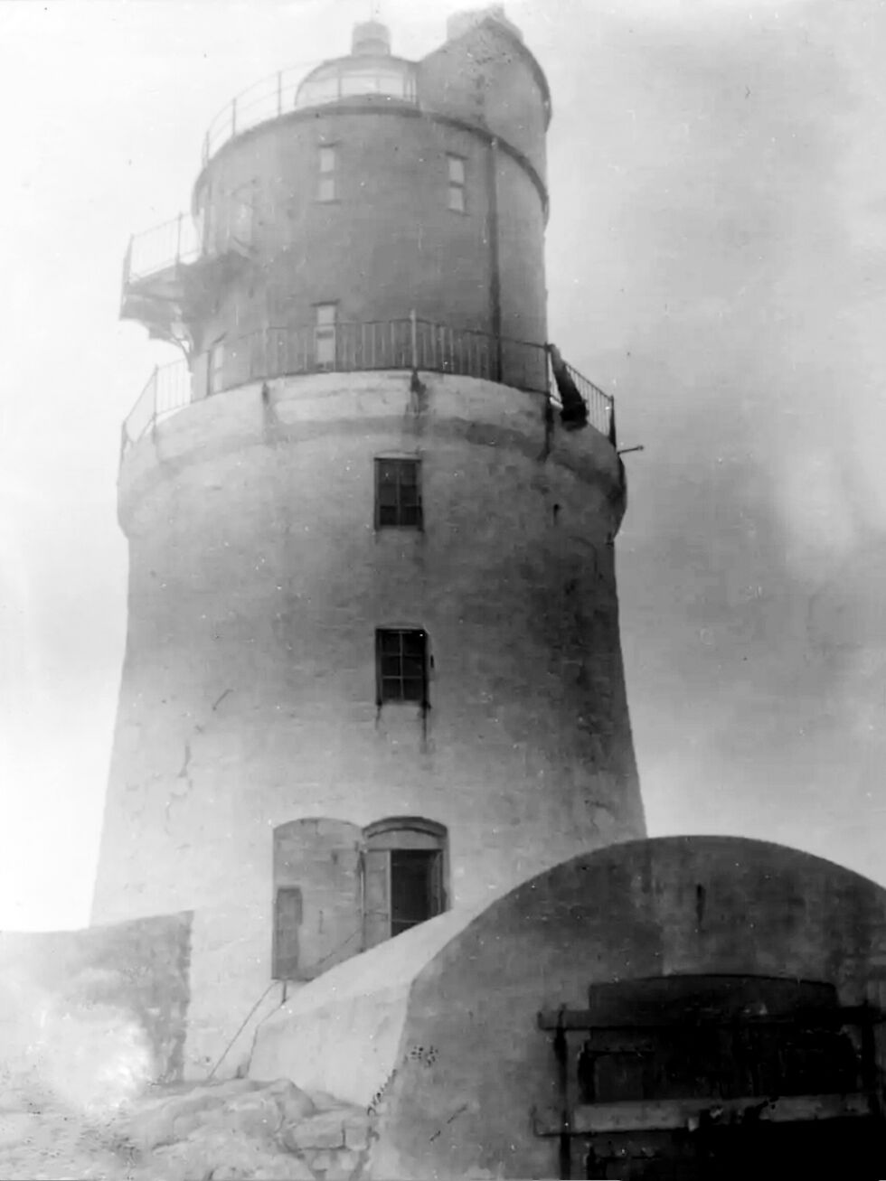 Bilde av Gjæslingan fyr fra ca 1925.
 Foto: Ole Nøstdal, tilhører samlingen til Kystmuseet Norveg