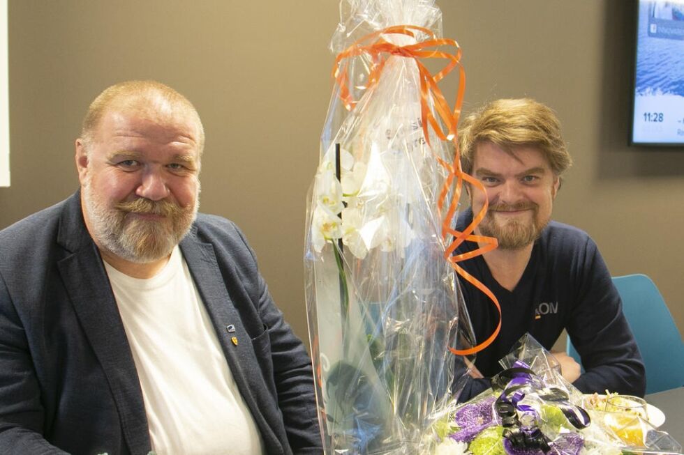 Ordfører Rune Arstein (t.v.) kom med blomster og pris til Torkil Marsdal Hanssen som i mange tiår har preget kulturlivet i Nærøy kommune.