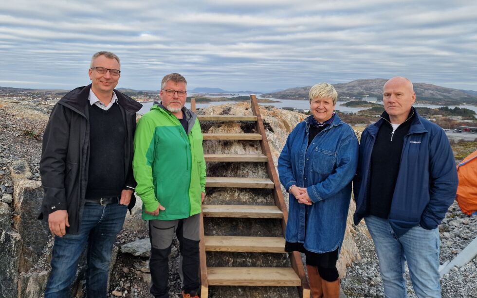 Dette er Nærøysund mest verdifulle trapp. Fra venstre varaordfører Terje Settenøy, trappebygger Ståle Øvereng, initativtaker Lise Marit Rødnes og trappebygger Arnt Myrvold.
 Foto: Frank Jenssen.