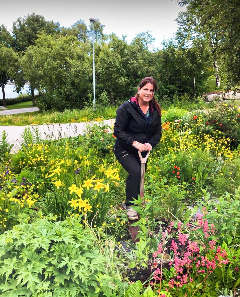 Monica stiller til alle slags oppdrag, deriblant hagearbeid.
 Foto: privat.