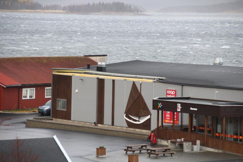 Taket på Coopen på Terråk har fått gjennomgå i stormen.
 Foto: Jens Christian Berg