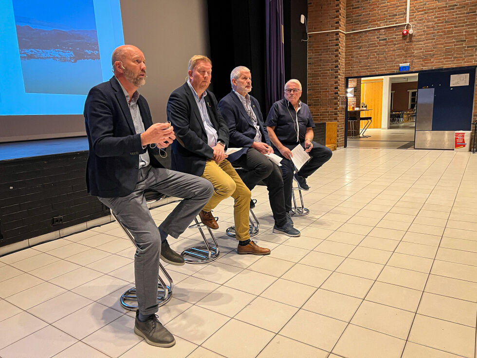 Prosjektleder Arne Bangstad, ordfører Amund Hellesø, kommunedirektør Karl-Anton Swensen og Arne Sigurd Antonsen fra Ottersøy og omegn pensjonistforening svarte på spørsmål fra publikum.
 Foto: Knut Sandersen