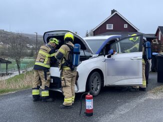 Røykutvikling i en elbil på Rørvik