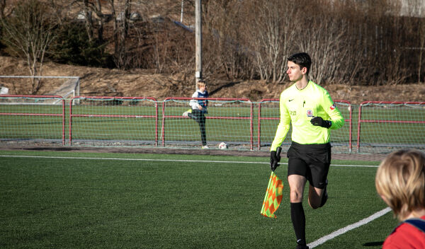 NFF satser på at John Isach (16) skal bli toppdommer i fotball