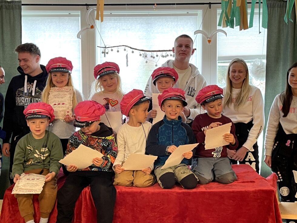 Stolte rosaruss med sine dåpsattester!
 Foto: Renate Rosenvinge