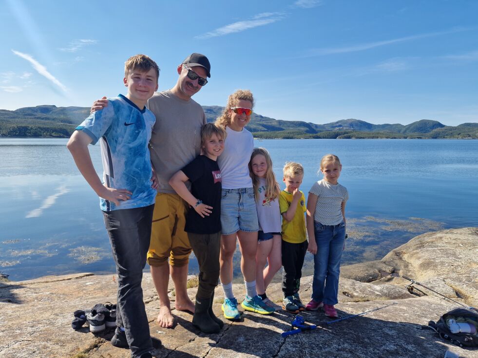 Humøret på topp på denne familien fra Oslo selv om fisken uteble i fiskekonkurransen. Fra venstre: Oddne Helland, Joakim Kristiansen, Edvin Helland, Ine Helland, Hedda Hjelmsøy (søskenbarn fra Levanger), Herman Helland, og Eline Fredriksen fra Åmot.
 Foto: Frank Jenssen