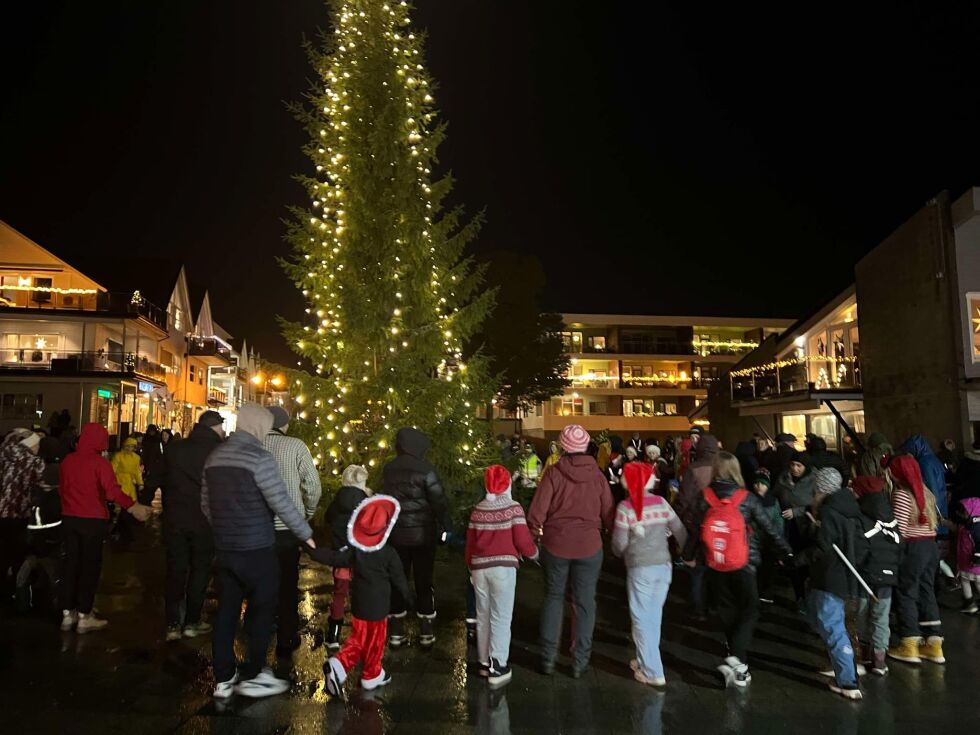 Tradisjonen med å gå rundt juletreet samlet både voksne og barn til en koselig aktivitet i vinterkulda.
 Foto: Lillian Lyngstad