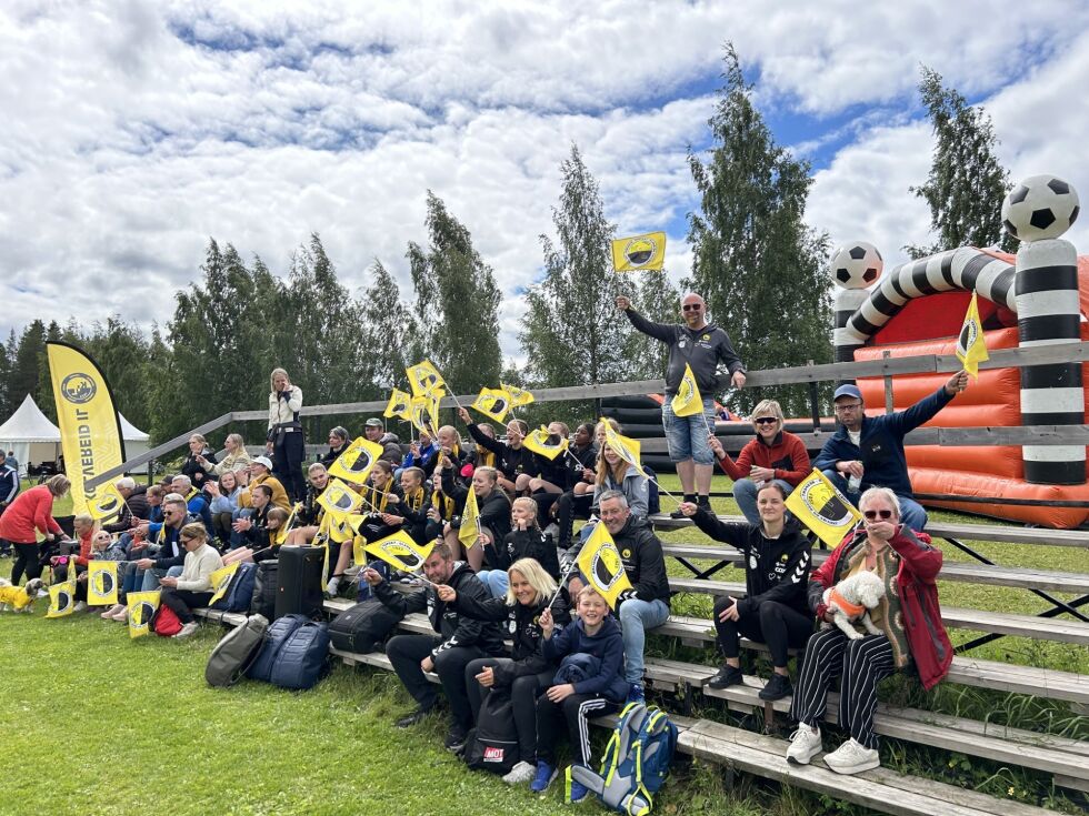 Heiagjeng til G16. Supporterne hadde med seg flagg og beachflagg. De var godt synlig på arenaen.
 Foto: KIL fotball