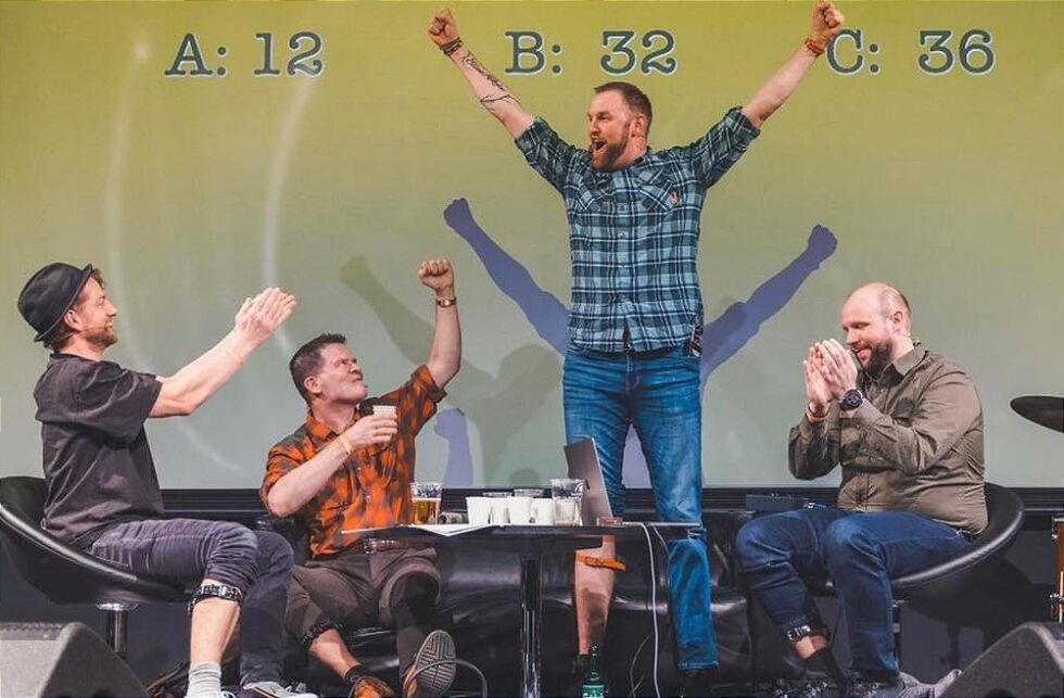 Podcastduoen bak Jegerpodden og Magnus Hestegrei Trio skaper liv og latter fra scenen – et samarbeid som har begeistret publikum over hele landet.
 Foto: Jegerpodden
