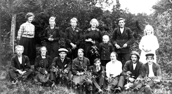 Ungdommer fra distriktet fotografert i 1920. Foran fra venstre: Gustav Skagemo, Oline Larsen, Jakob Bøe, Petrine Skage, Olaf Bøe, Agnes Iversen Lona, Ingvald Larsen, Einar Larsen. Bak fra venstre: Sigrid Haugfles, Amanda Agnete Pettersen, Kristian Mareno Pettersen, Oliva Kristine Pernille Skagemo, Peter Jentoft Skagemo, Ottar Kornelius Larsen og Ingrid Helene Skagemo.
 Foto: Hartvik Skage/Kystmuseet i Nord-Trøndelag, Norveg.