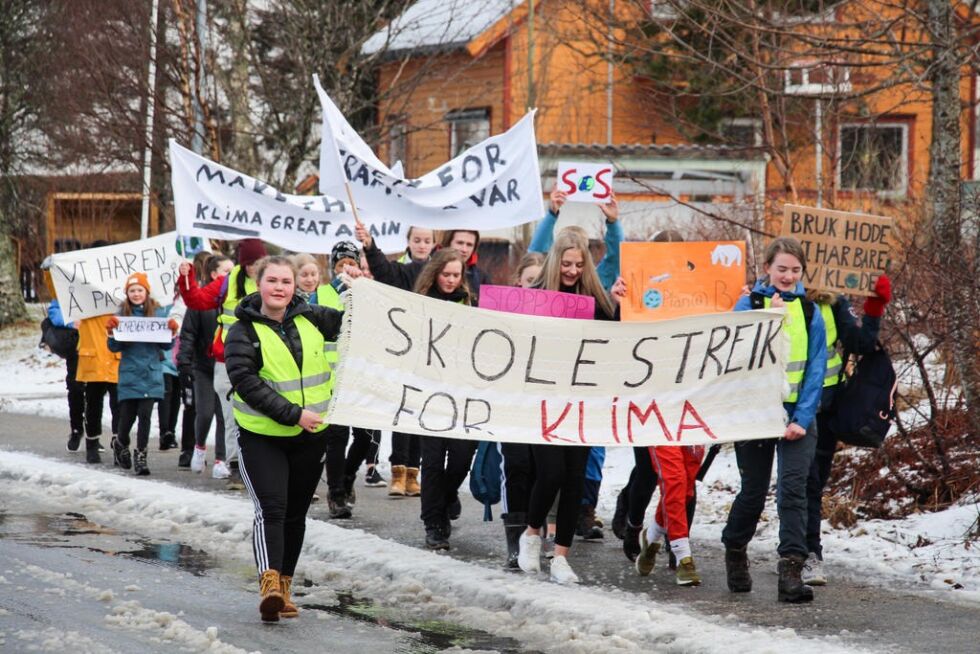 SVs Merete Lervåg og Frode Setran takker ungdommen for skolestreiken.
