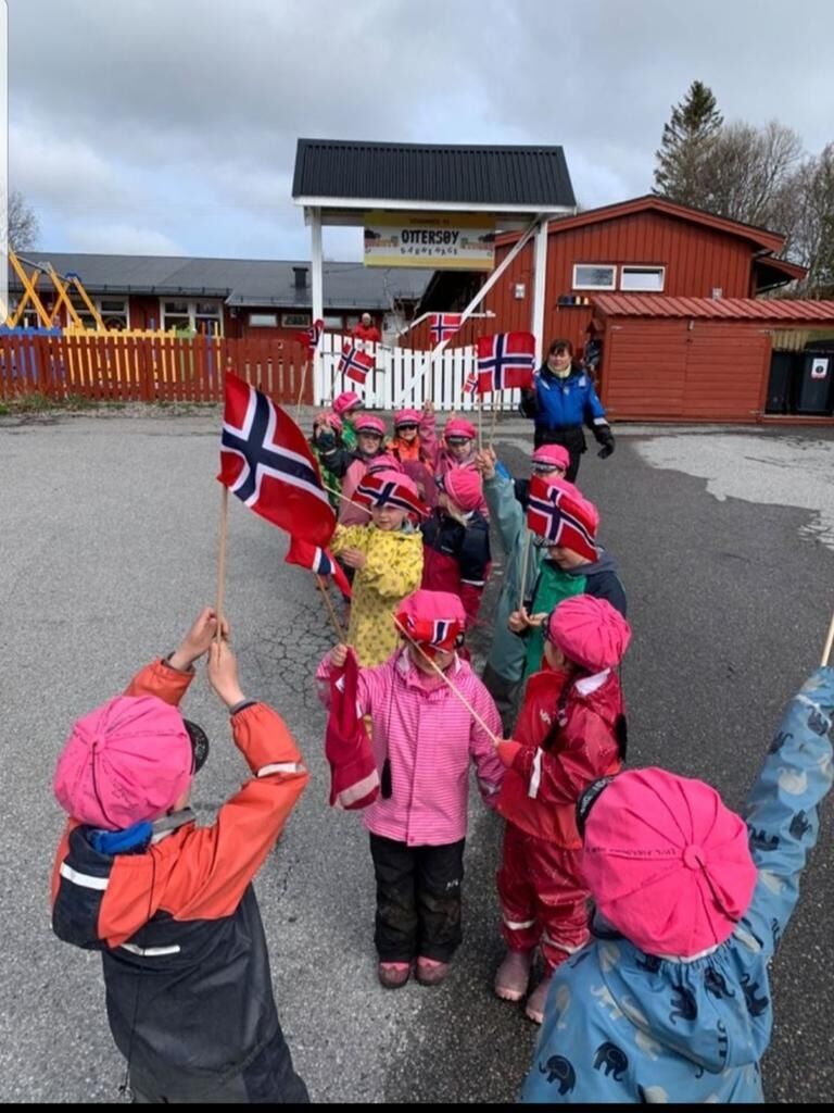 Rosarussen gikk i tog ned til butikken.
 Foto: privat