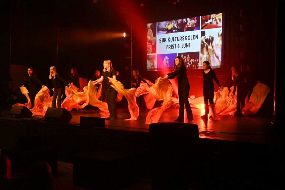 Jenter fra mellomtrinnet ved Rørvik skole åpnet forestillingen med et kraftfullt danseinnslag til låta Crystalize.
 Foto: Renate Rosenvinge