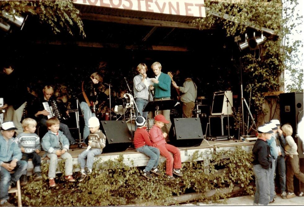 Molostevnet 1984, her fra familieshowet med lokale deltagere. Ann Lisbeth Jensen synger, Haldor Sandvik akkompagnerer på trekkspill. Bandet som leder showet er fra Rørvik, med John Martin Hellesø i spissen. De fleste barna foran scenen er iført «Skaga-hatt», som ble en farsott «alle» måtte ha.