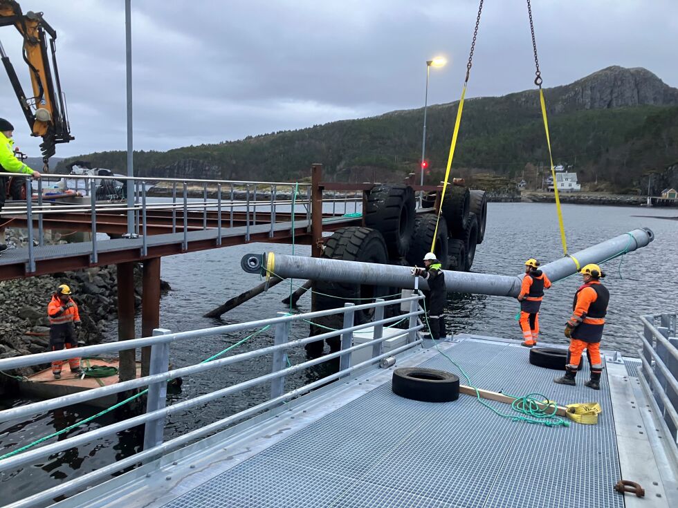 Den nye ferjekaibrua er tatt i bruk. Bildet er fra monteringsarbeidet.
 Foto: Arild Christensen