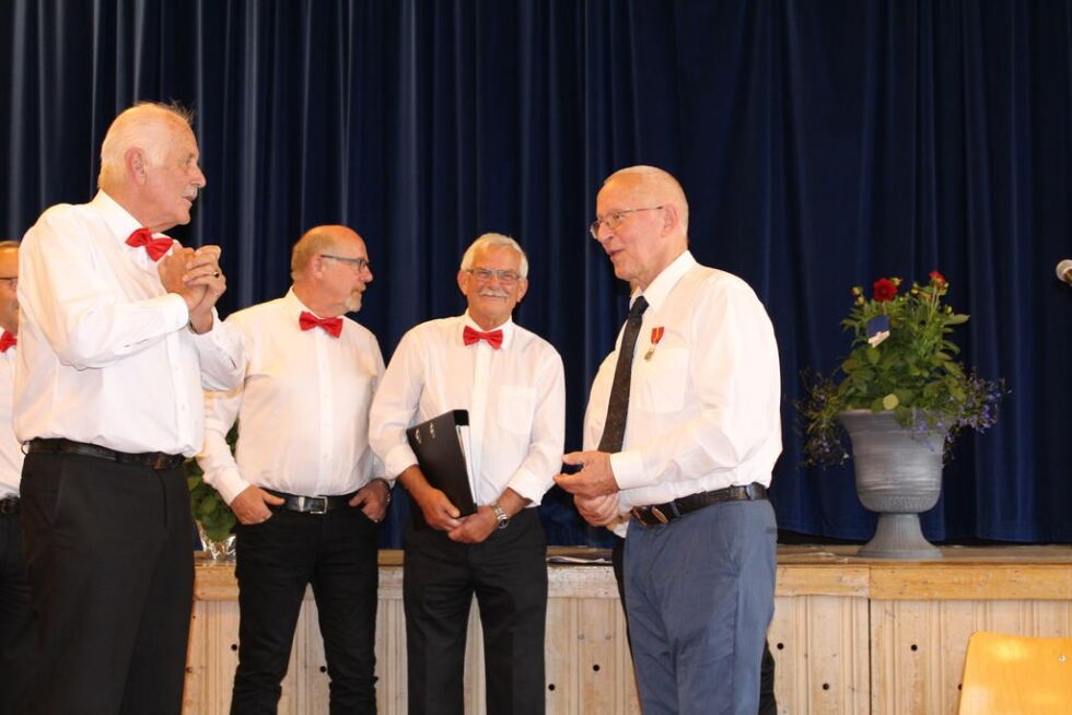 Asbjørn Ramfjord holdt tale for medaljemottakeren.