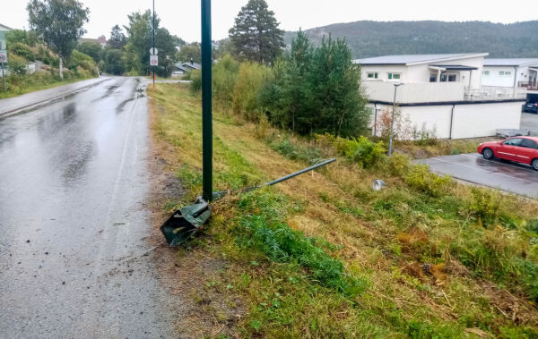 Rev med seg lyktestolpe - holdt på å meie ned to ungdommer